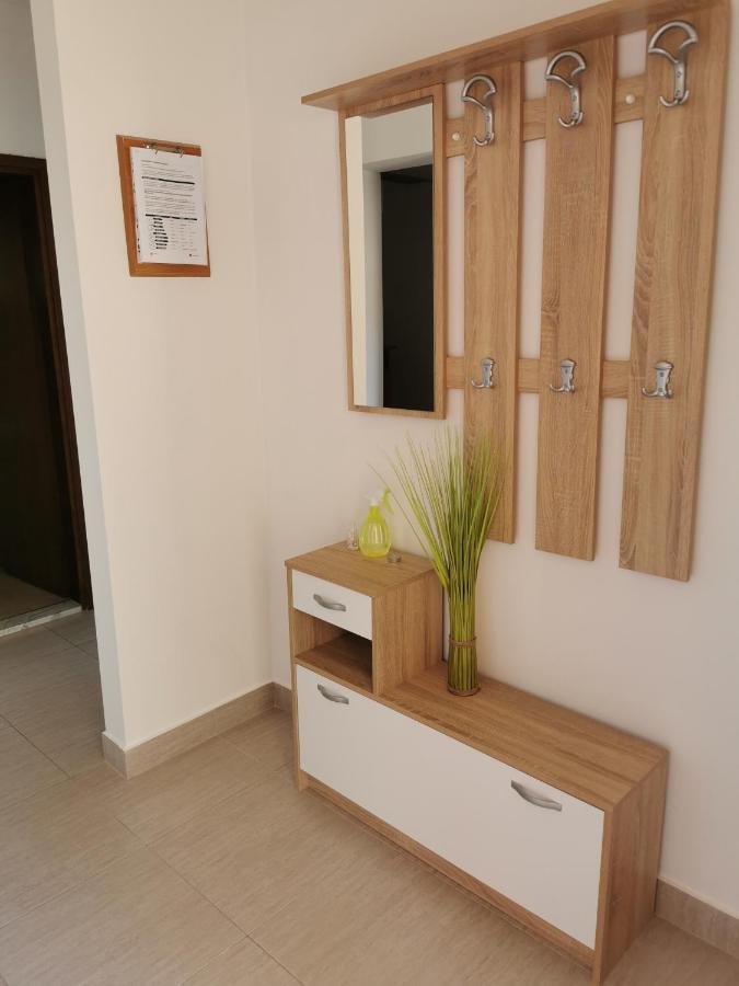 Apartments And Rooms Njivice Luaran gambar