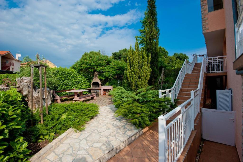 Apartments And Rooms Njivice Luaran gambar