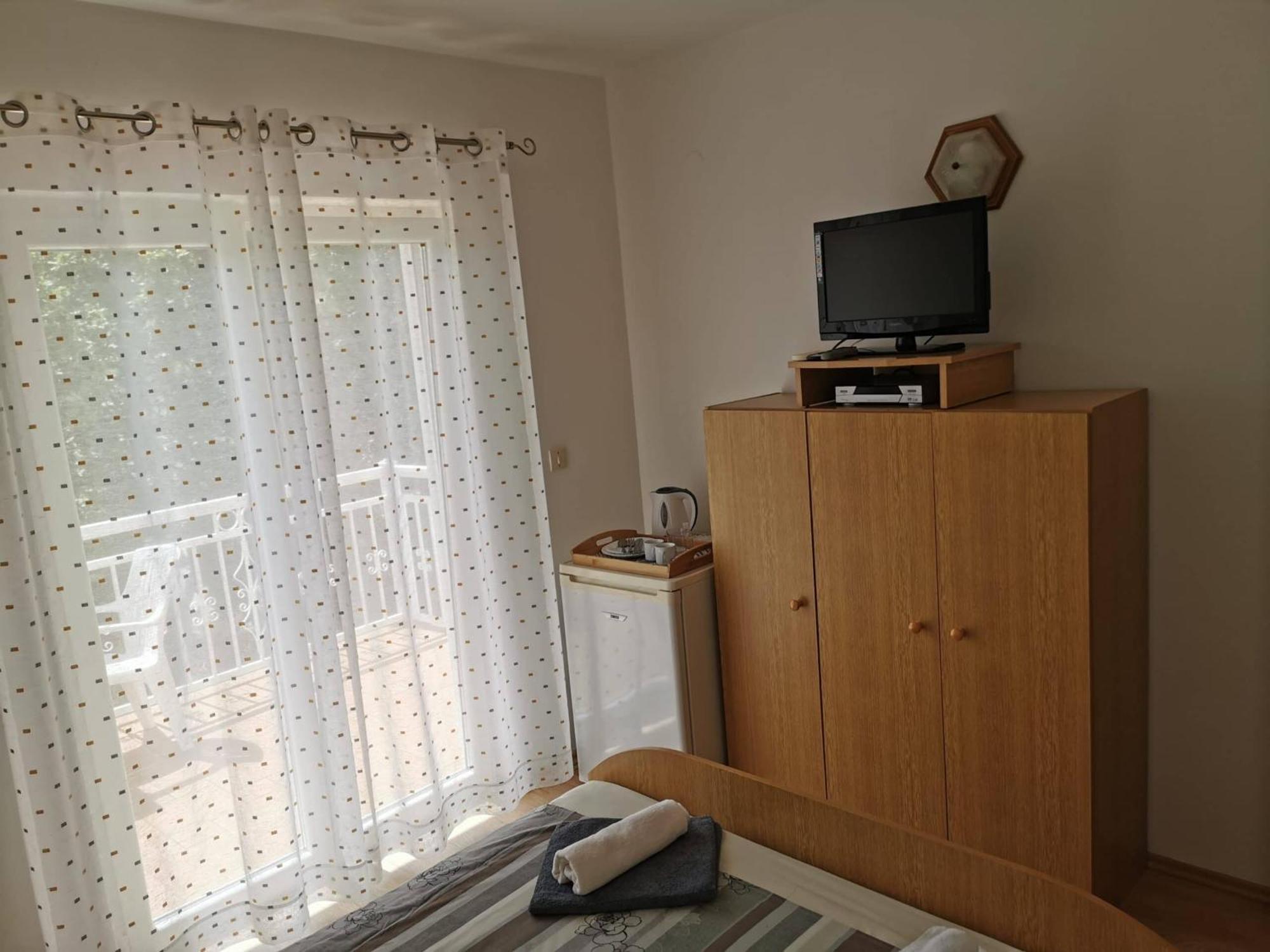 Apartments And Rooms Njivice Bilik gambar