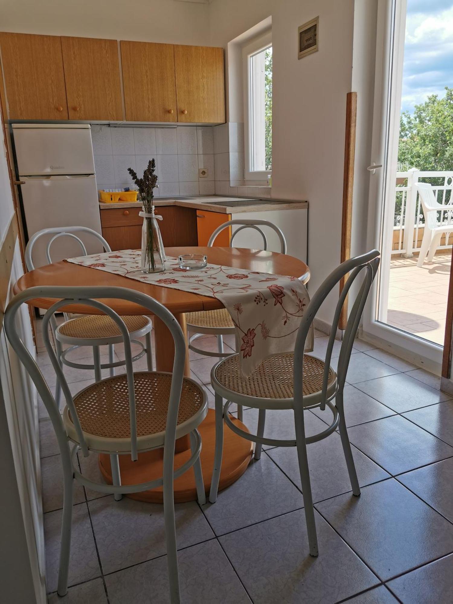 Apartments And Rooms Njivice Bilik gambar