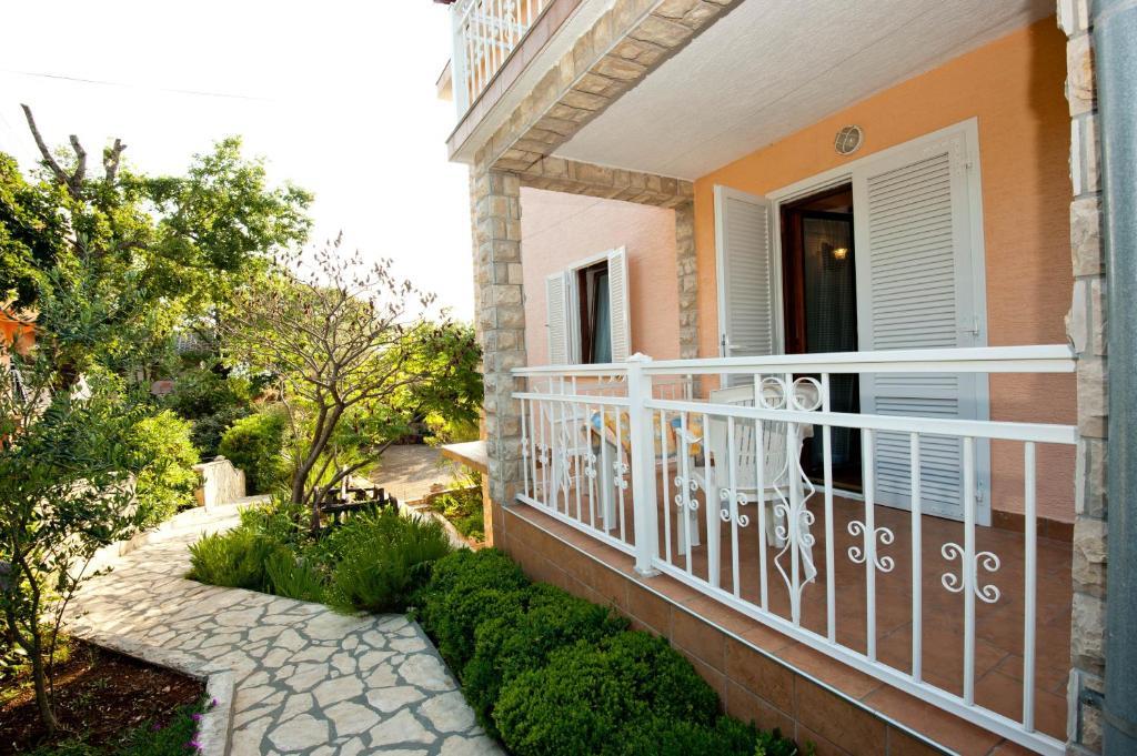 Apartments And Rooms Njivice Bilik gambar