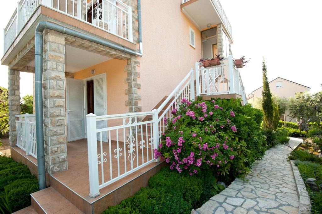 Apartments And Rooms Njivice Bilik gambar